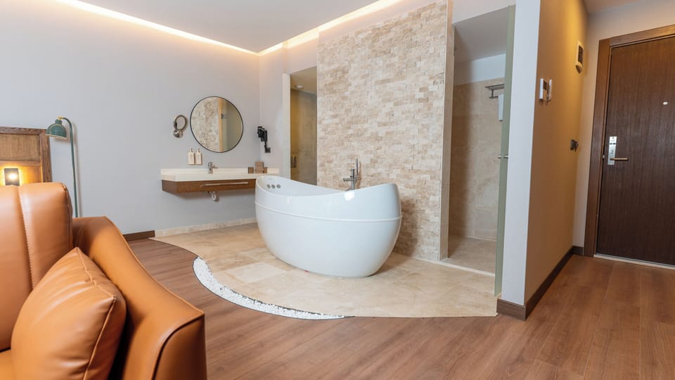 Garden Premium Deluxe Oda ( Jakuzili ) | Bathroom | Shower, free toiletries, hair dryer, slippers