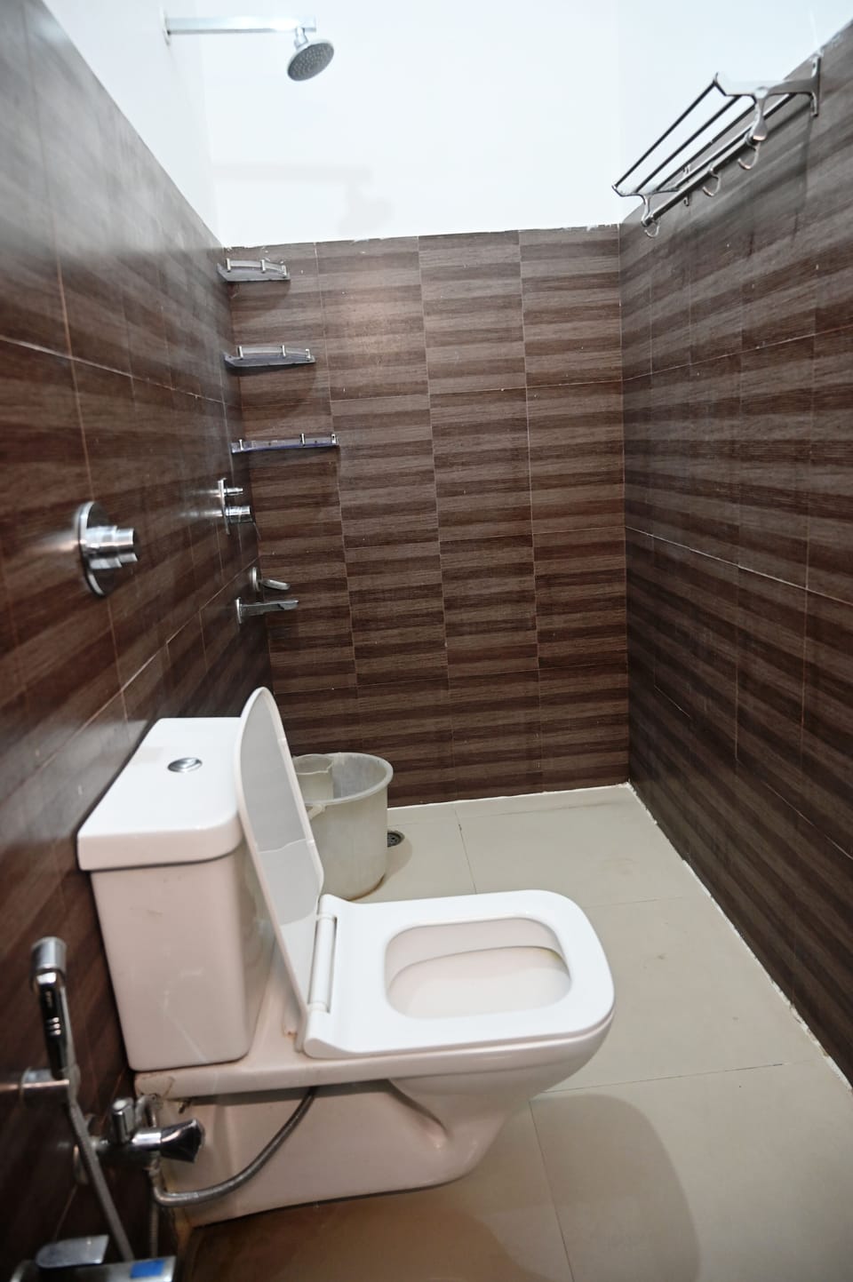 Deluxe Double Room | Bathroom | Shower, free toiletries, towels