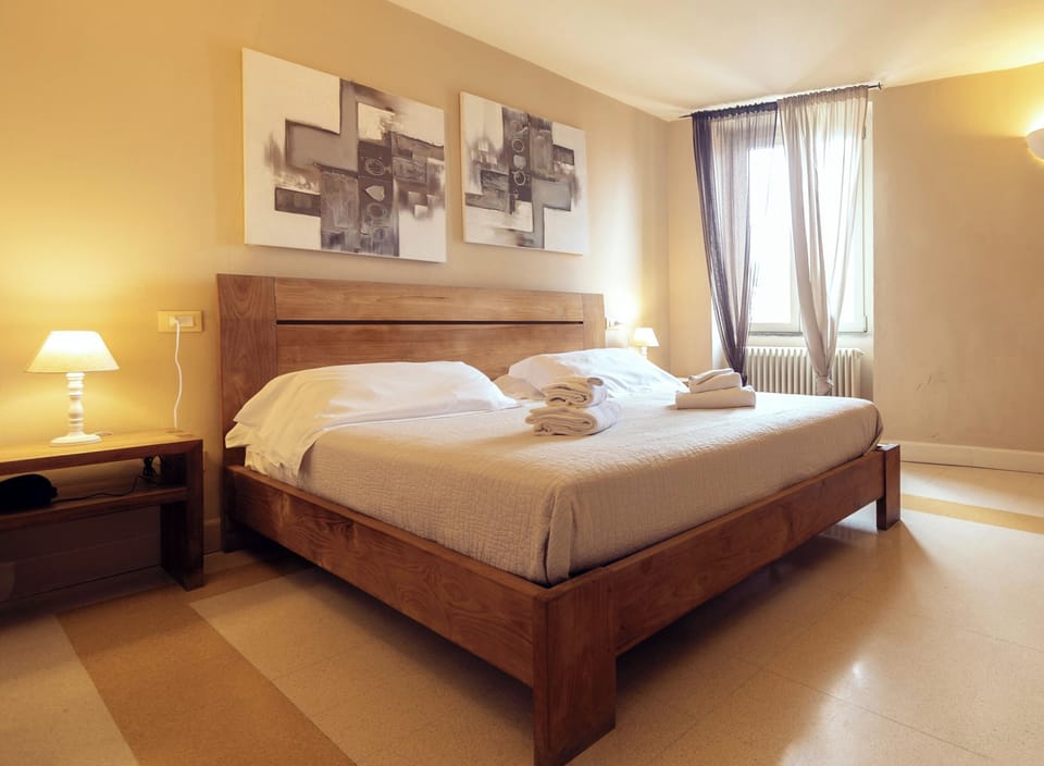 Double Room | Minibar, cribs (free), WiFi (free), bed sheets