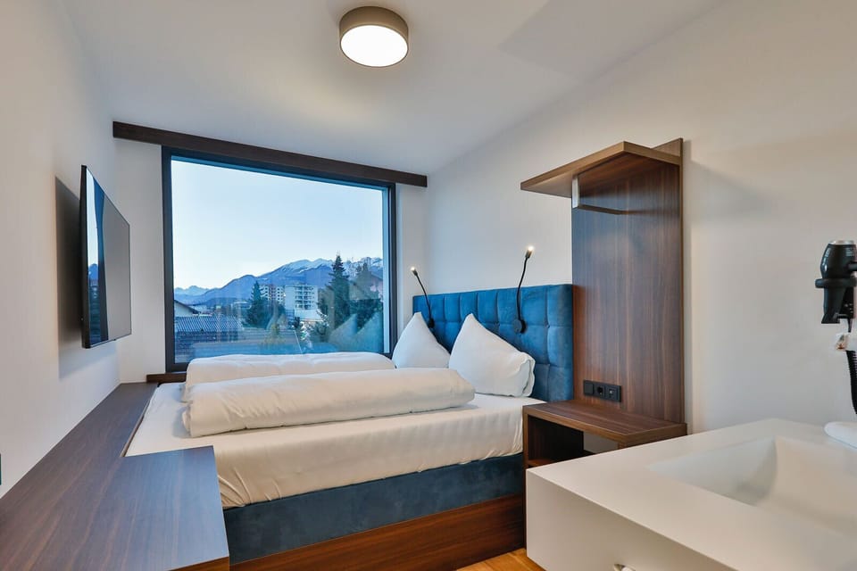 Business Double Room, 1 King Bed, Non Smoking | In-room safe, laptop workspace, soundproofing, free WiFi