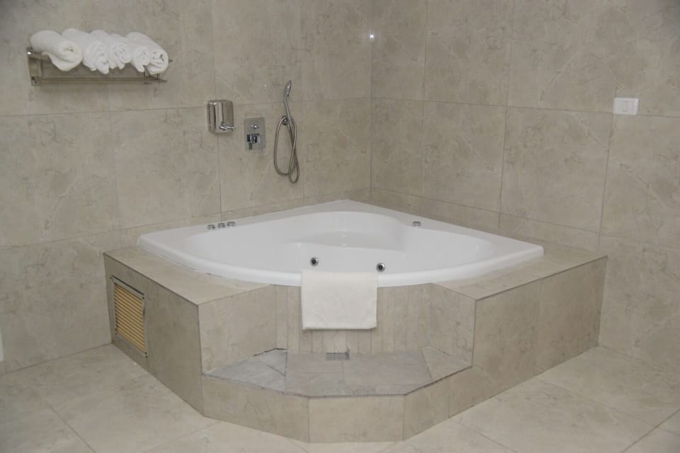 Exclusive Suite, 2 Bedrooms | Jetted tub