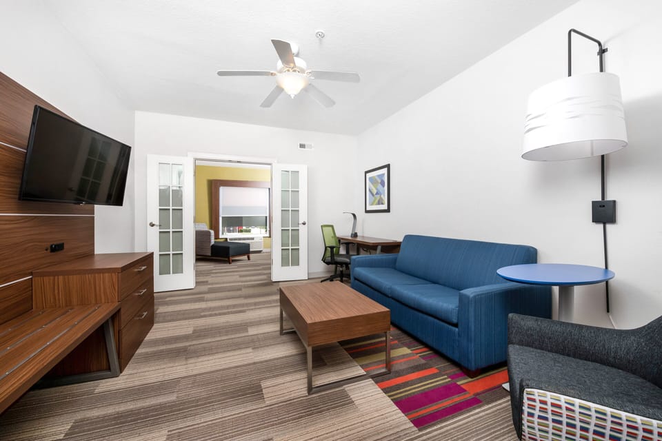 Deluxe Suite, 1 King Bed, Non Smoking | Room amenity