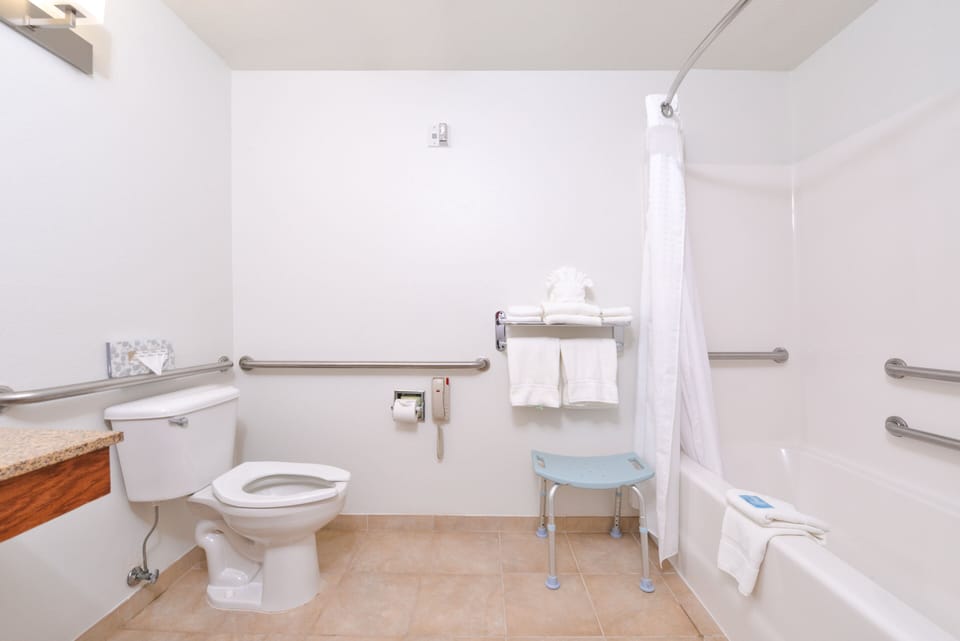 Combined shower/tub, free toiletries, hair dryer, towels