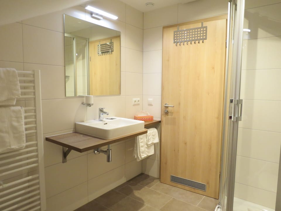 Double Room | Bathroom | Shower, towels