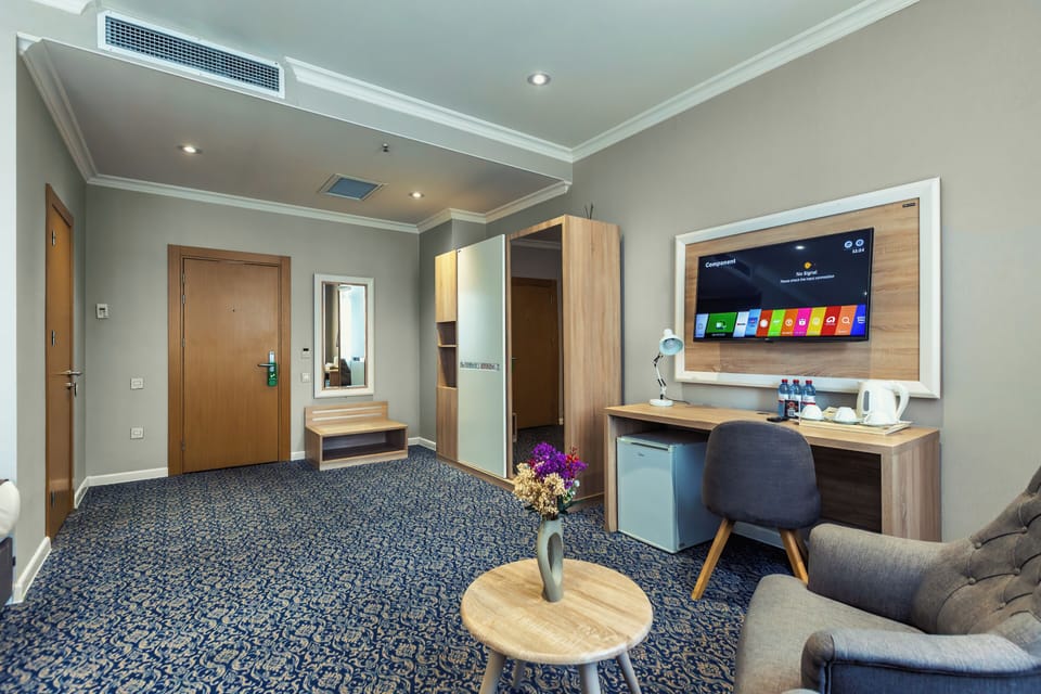 Superior Triple Room | In-room safe, desk, laptop workspace, free WiFi