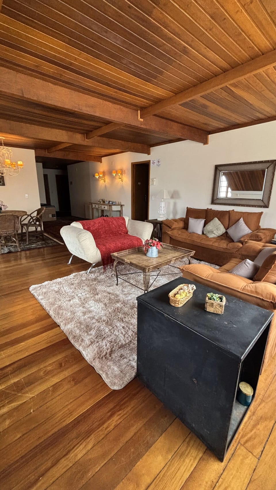 Deluxe Suite, Non Smoking, Courtyard View | Living room | 32-inch Smart TV with digital channels, first-run movies, pay movies