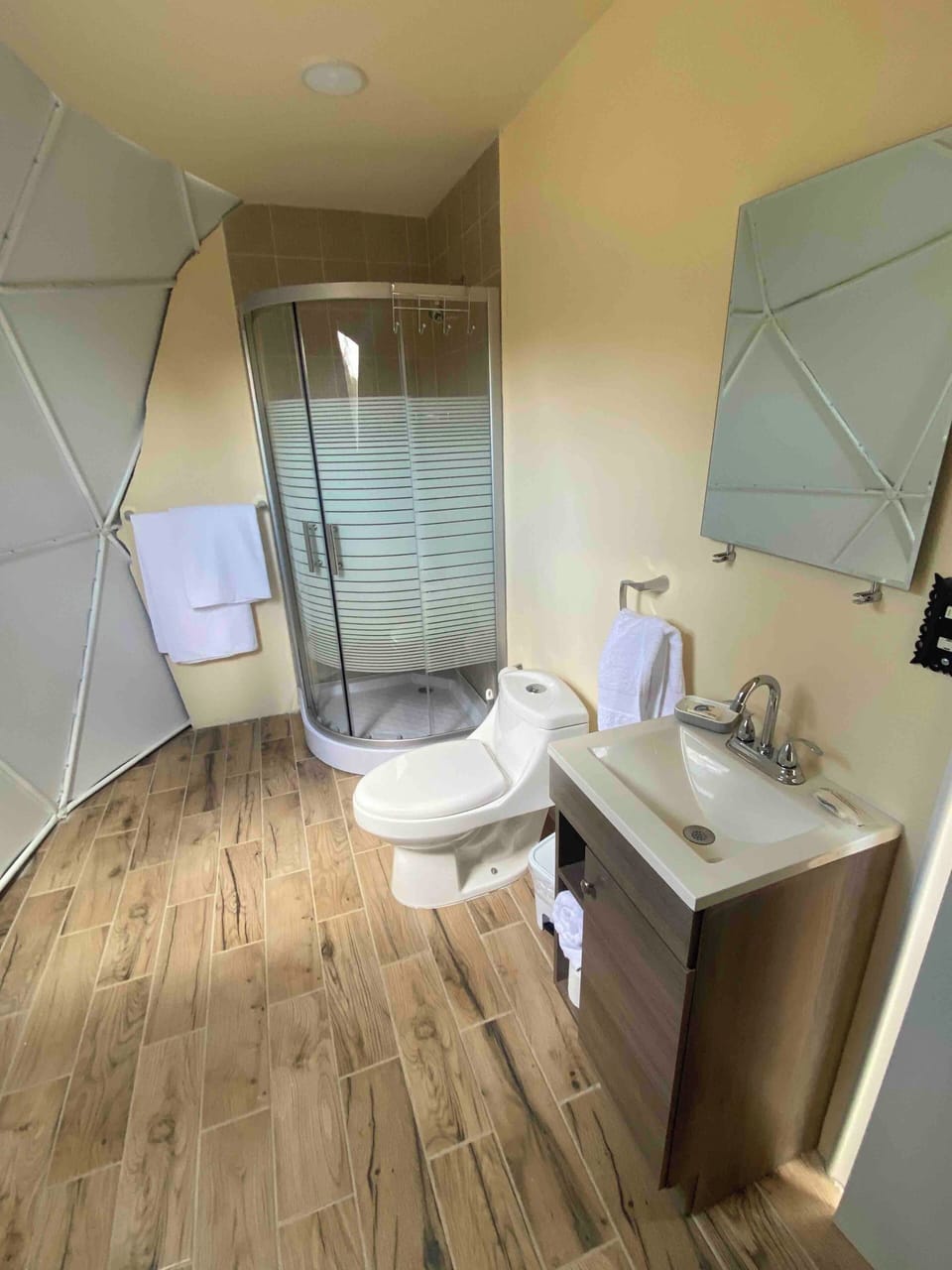 Comfort Tent | Bathroom | Towels, soap, shampoo, toilet paper