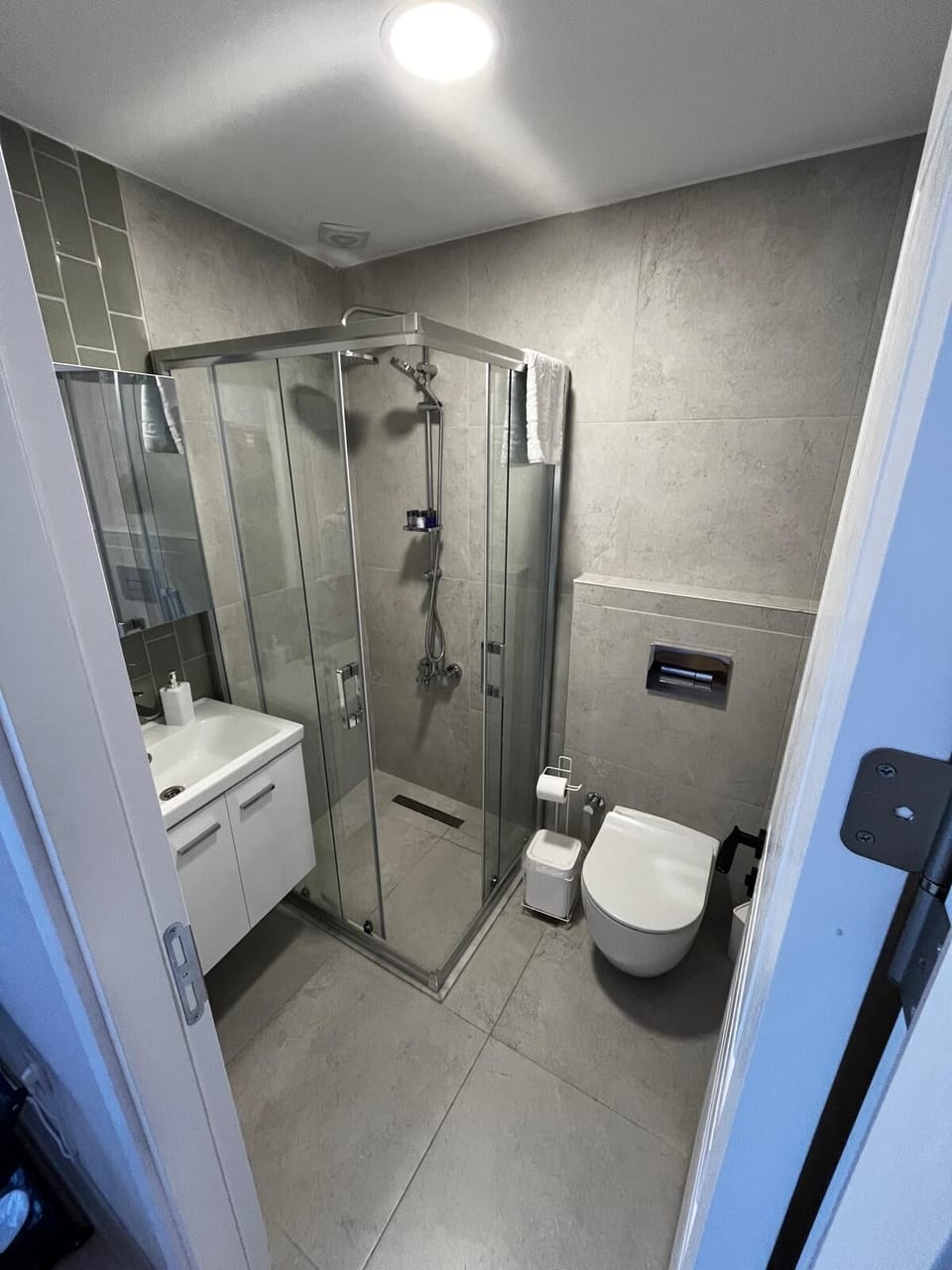 Basic Double Room | Bathroom | Hair dryer, towels, soap, shampoo