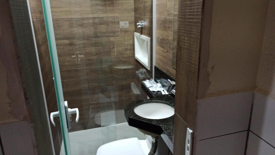 Shower, free toiletries, towels