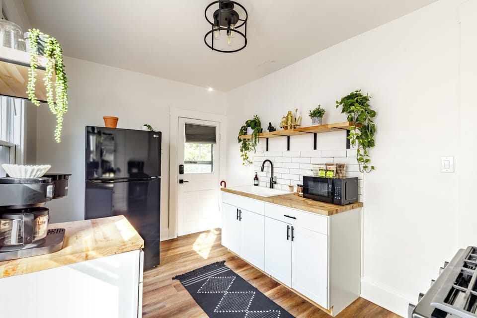 Full-size fridge, microwave, oven, stovetop