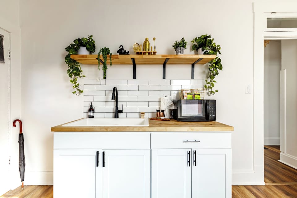 Full-size fridge, microwave, oven, stovetop