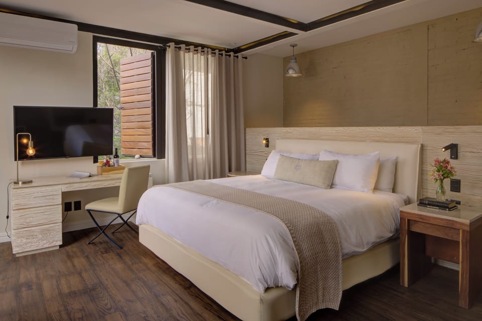 1 bedroom, Egyptian cotton sheets, premium bedding, down comforters