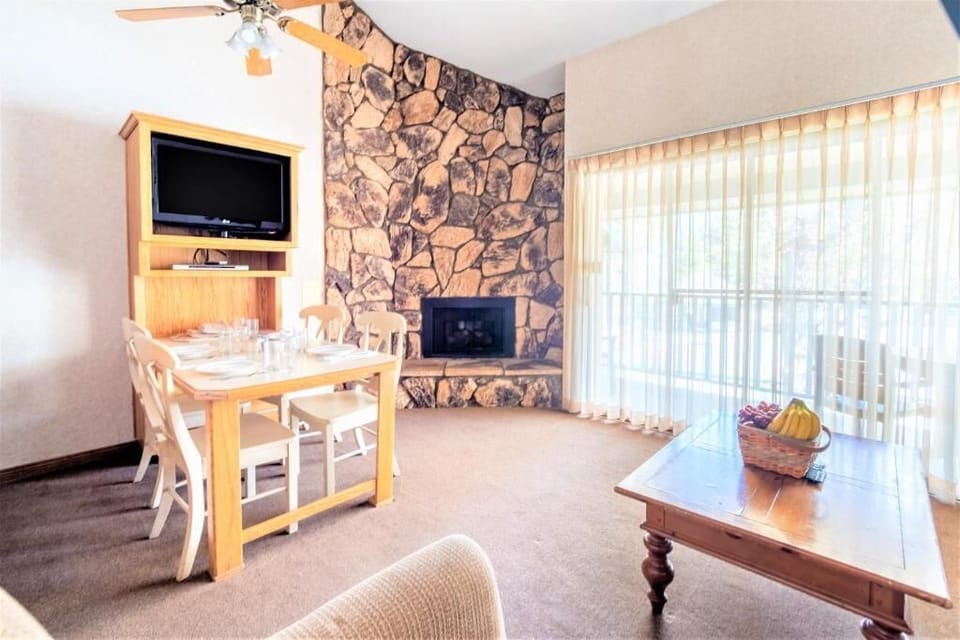 Apartment, 1 Bedroom, Balcony | In-room dining