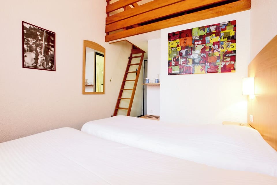 Classic Triple Room | Desk, blackout drapes, iron/ironing board (on request), travel crib