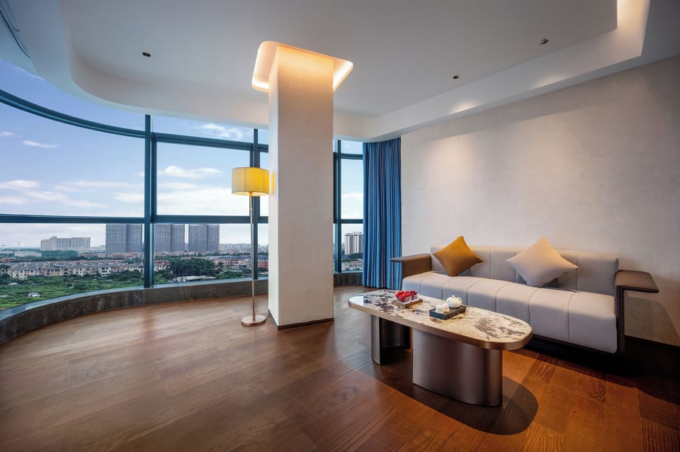 Executive Suite, Canal View | Living area | Toys