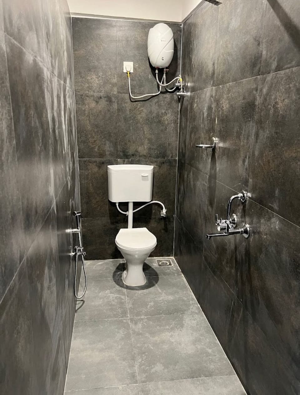 Deluxe Room | Bathroom | Shower, towels, soap, shampoo