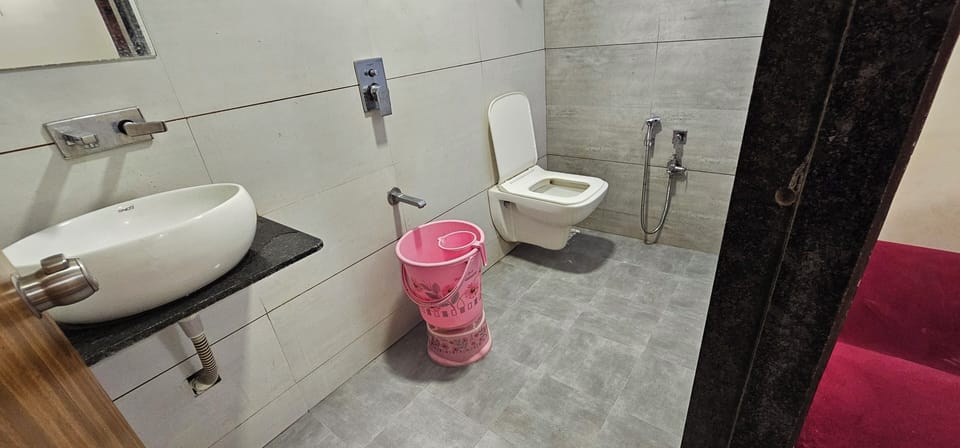 Deluxe Room, City View | Bathroom | Shower, slippers