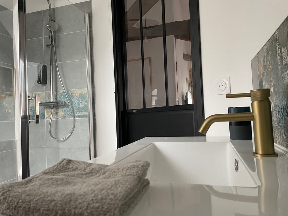 Luxury Suite | Bathroom | Shower, rainfall showerhead, hair dryer, soap