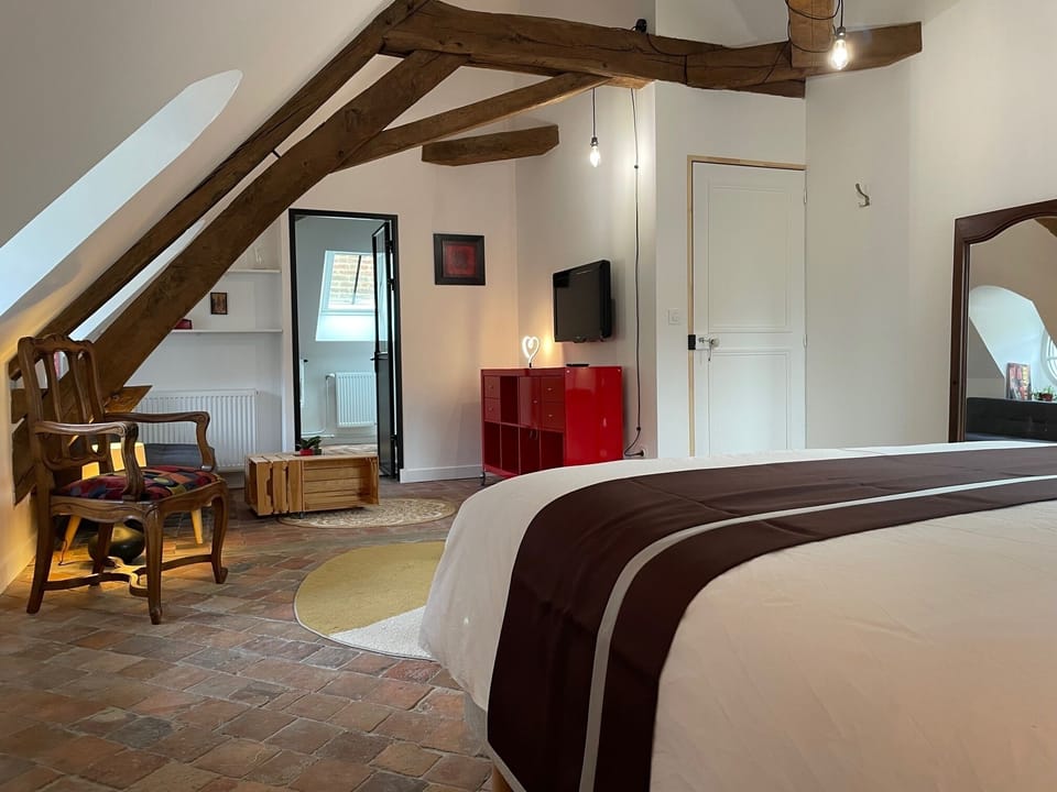 Luxury Suite | Free WiFi, bed sheets
