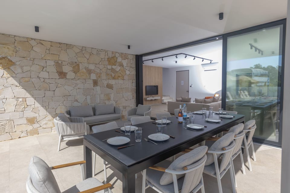Villa, 5 Bedrooms, Private Pool, Garden View | Dining room
