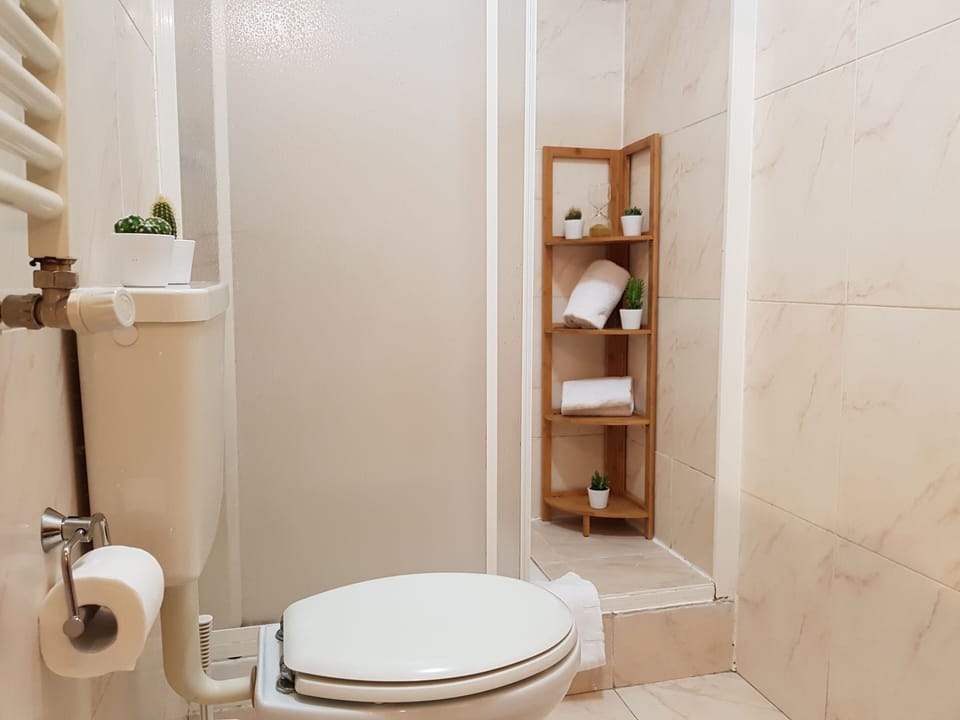 Shower, rainfall showerhead, free toiletries, hair dryer