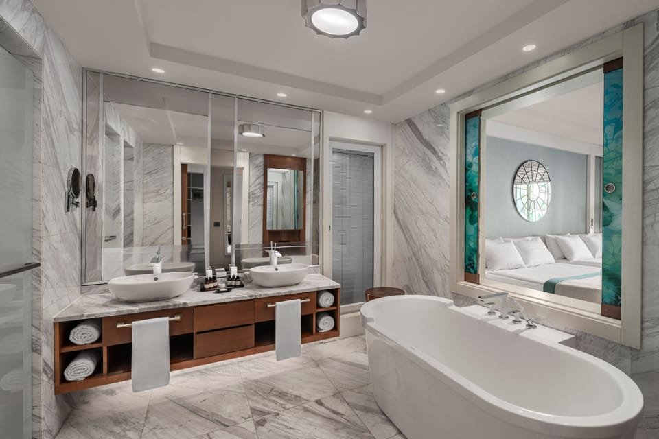 Luxury Pool Suite Ground Floor | Bathroom | Free toiletries, hair dryer, bathrobes, slippers
