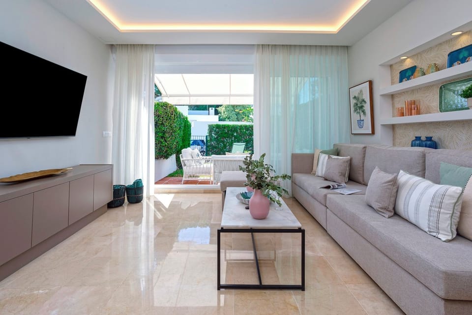 Apartment (3 Bedrooms) | Living area | TV