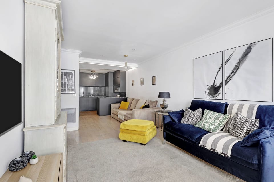 City Apartment, 2 Bedrooms, Balcony, City View | Living area | 40-inch Smart TV with satellite channels