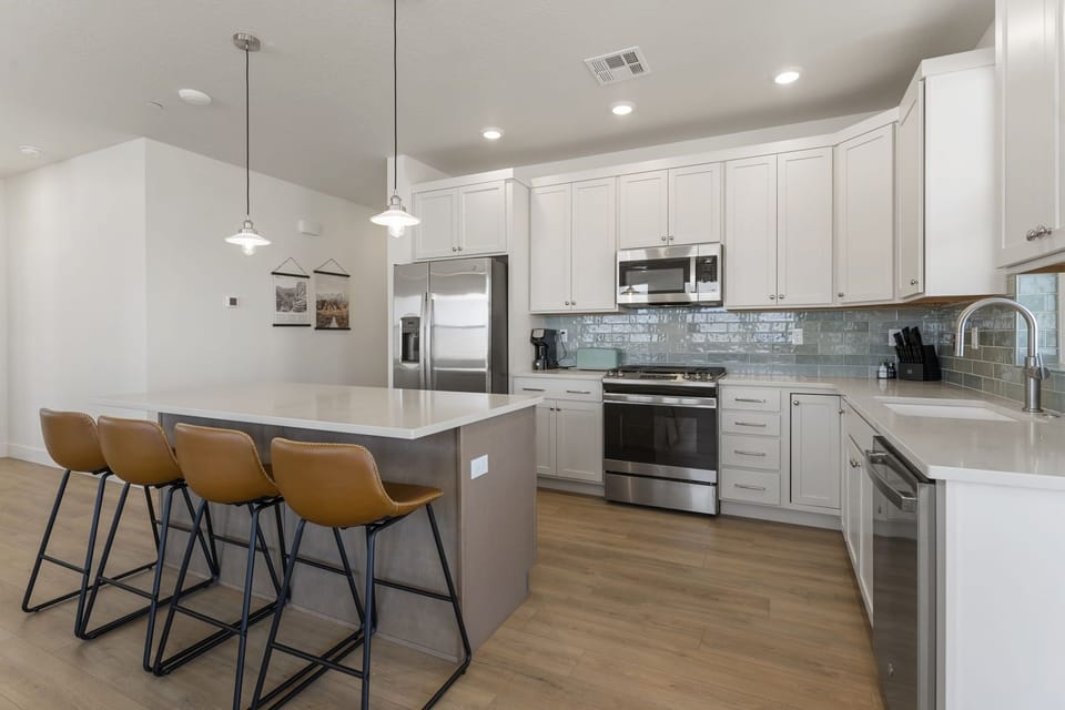 Condo, 3 Bedrooms | Private kitchen | Fridge, oven, coffee/tea maker, toaster