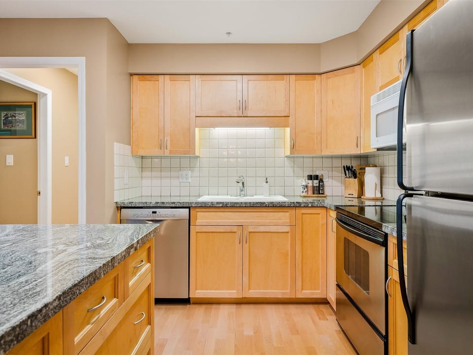 House, Multiple Beds, Patio, Mountain View (Glacier Suite at Snowberry) | Private kitchen