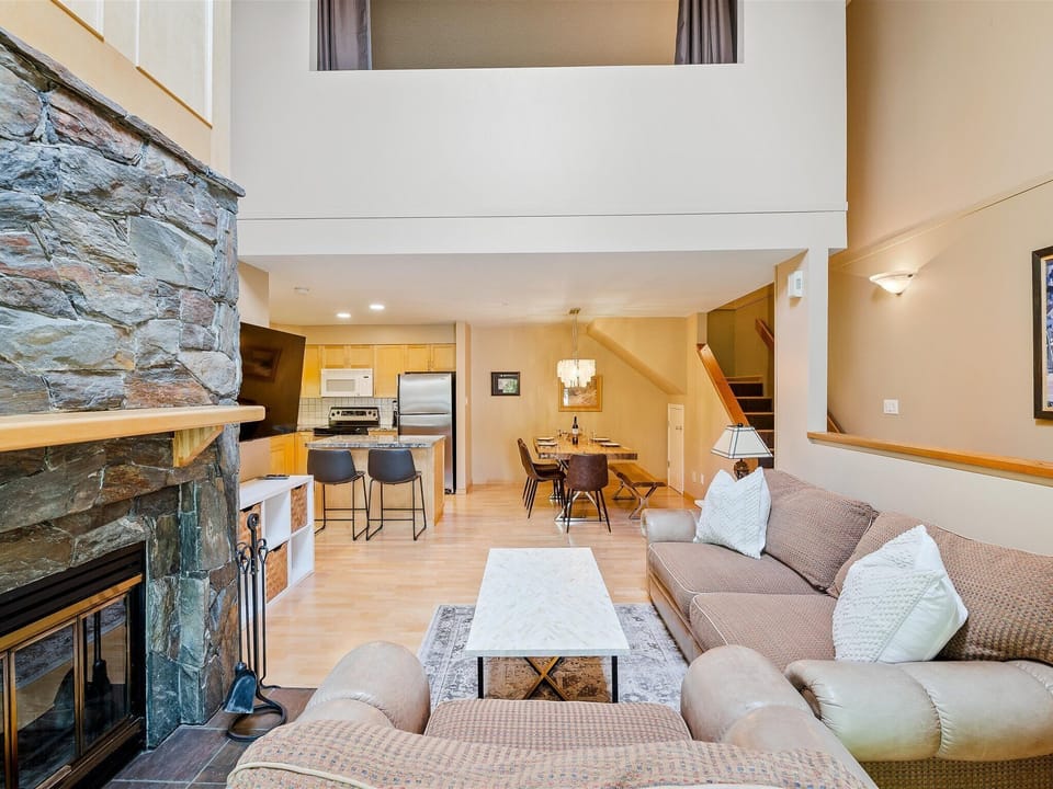 House, Multiple Beds, Patio, Mountain View (Glacier Suite at Snowberry) | Living area