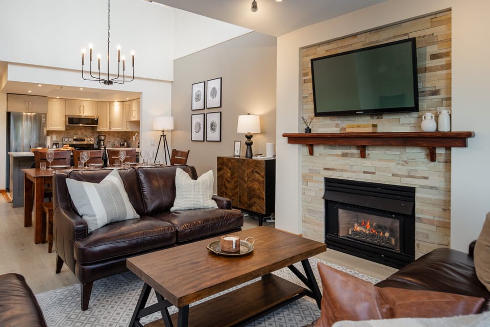 Apartment, Multiple Beds, Hot Tub, Mountain View (Seven Pines at Greyhawk) | Living area