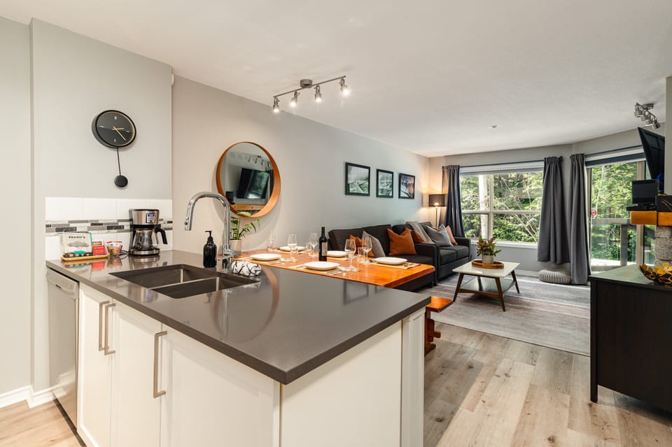 Apartment, Multiple Beds, Pool Access, Mountain View (Skywalk Suite at the Aspens) | Interior