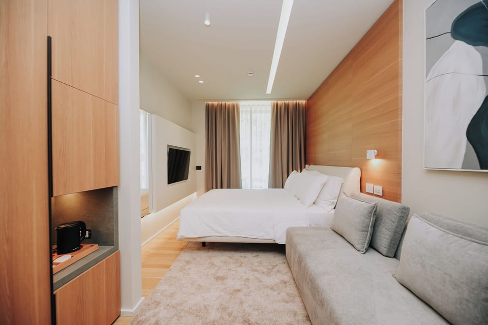 Deluxe Double Room, Balcony, Courtyard View | Soundproofing, free WiFi