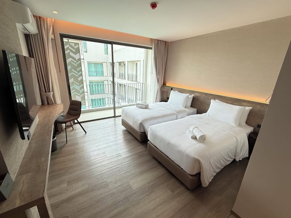 Deluxe Twin Room | In-room safe, desk, laptop workspace, blackout drapes