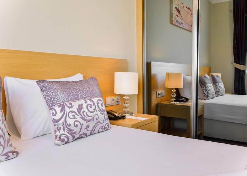 Comfort Studio Suite, Balcony, Pool View | Iron/ironing board, free WiFi