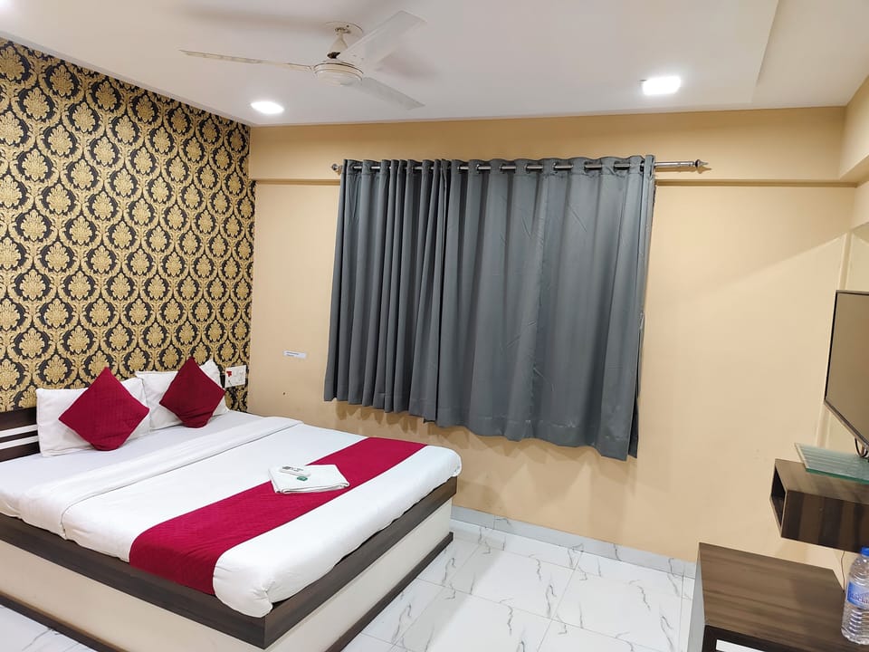 Deluxe Double Room, City View | Desk, free WiFi