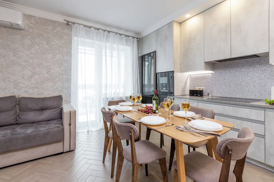 Comfort Apartment, Balcony, City View | Private kitchen | Electric kettle, cookware/dishes/utensils, cleaning supplies