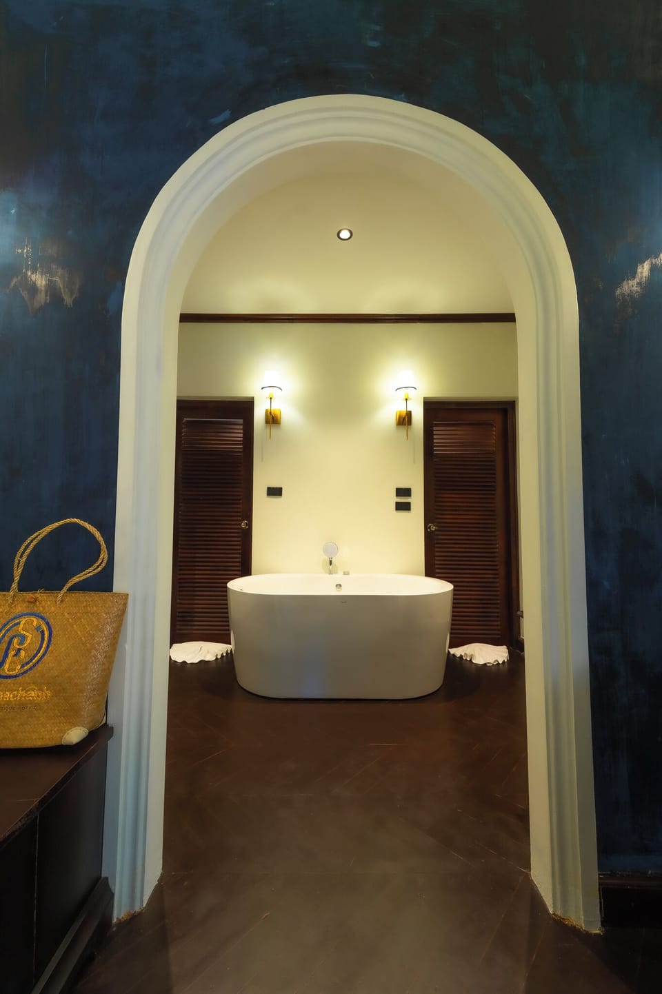 Deluxe Double Room, 1 Bedroom, Courtyard View | In-room safe, laptop workspace, iron/ironing board, free WiFi
