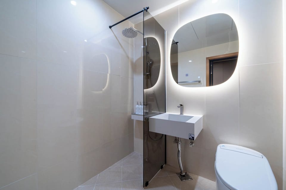 Shower, hair dryer, towels, shampoo