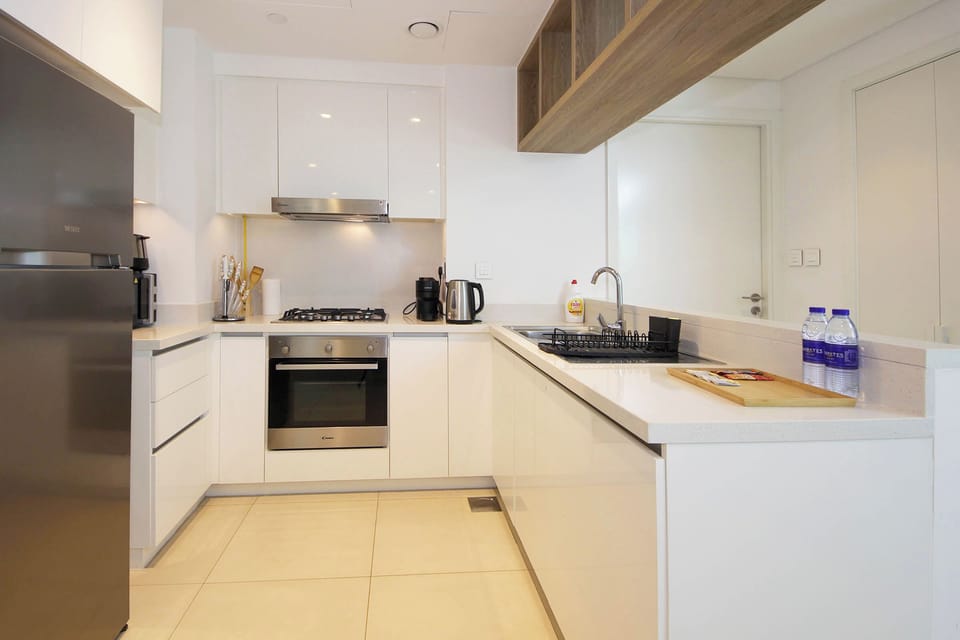 Apartment, City View | Private kitchen | Full-size fridge, microwave, oven, stovetop