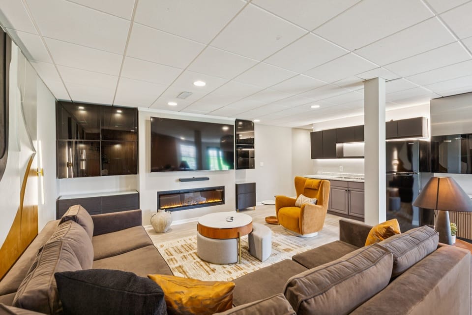 House, 6 Bedrooms | Living area | Smart TV