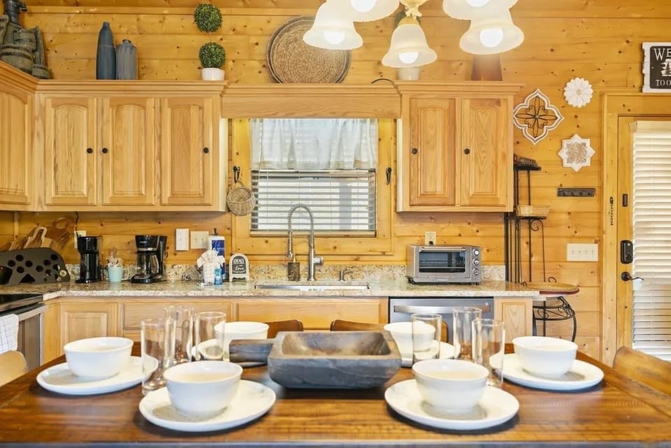 Cabin, 4 Bedrooms | Private kitchen | Coffee/tea maker, fridge, oven, toaster