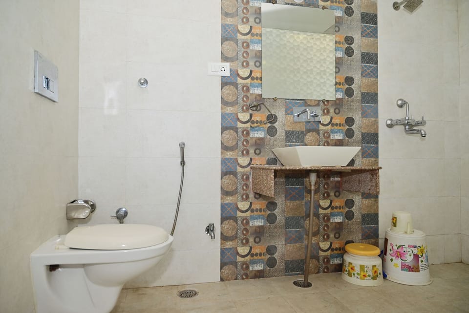 Deluxe Room, 1 Double Bed | Bathroom | Shower, hair dryer, bathrobes, towels