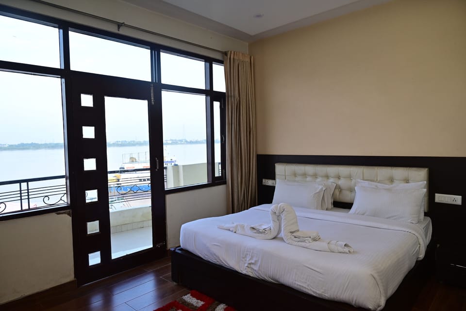 Deluxe Room, 1 Double Bed | In-room safe, desk, blackout drapes, soundproofing