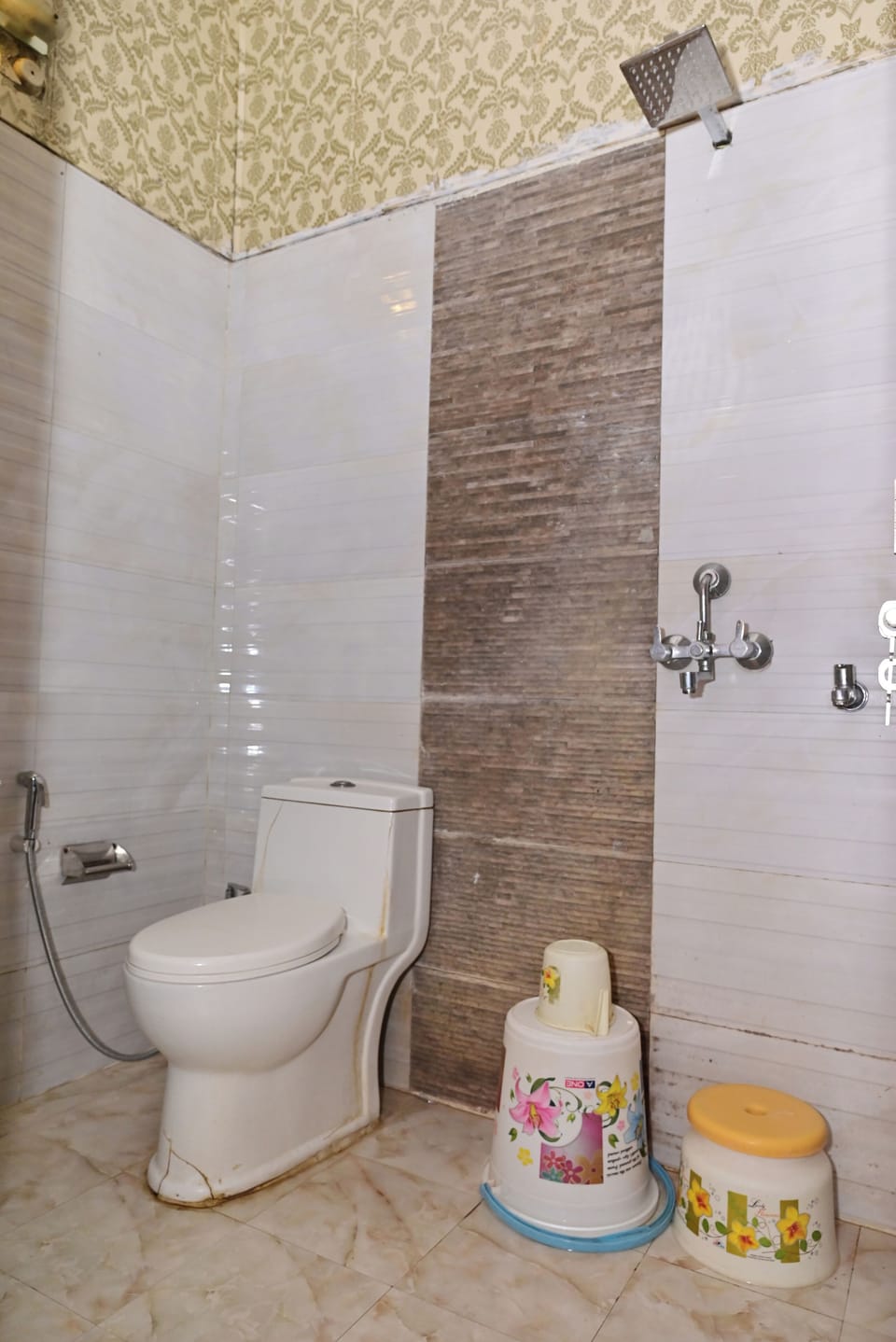 Standard Room, 1 Bedroom | Bathroom | Shower, hair dryer, bathrobes, towels