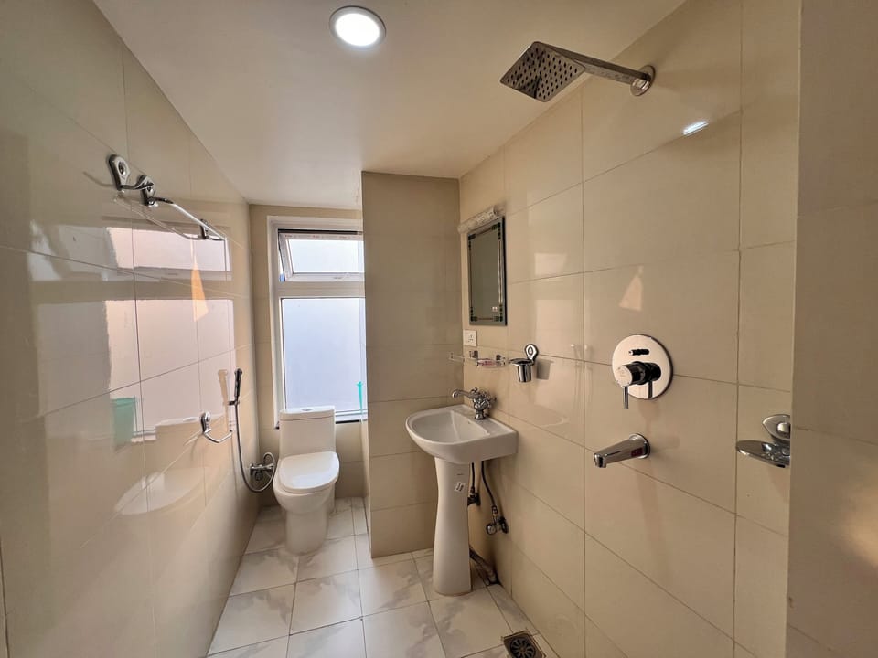 Deluxe Single Room, 1 King Bed, Balcony, Partial Lake View | Bathroom | Shower, slippers, bidet, towels