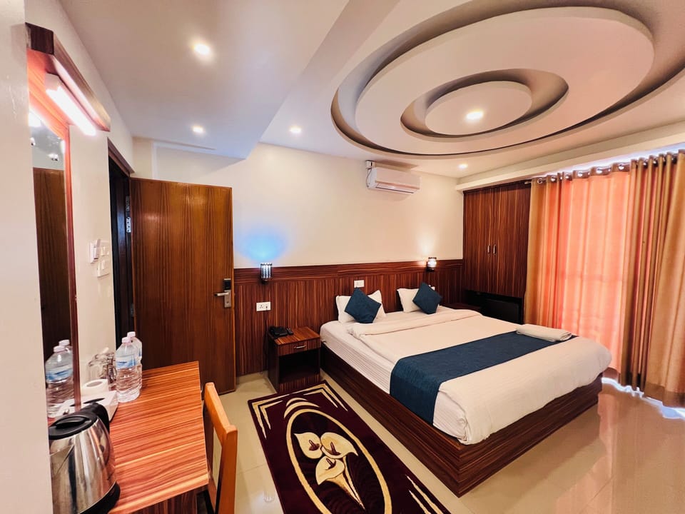 Deluxe Single Room, 1 King Bed, Balcony, Partial Lake View | Premium bedding, Select Comfort beds, laptop workspace, soundproofing