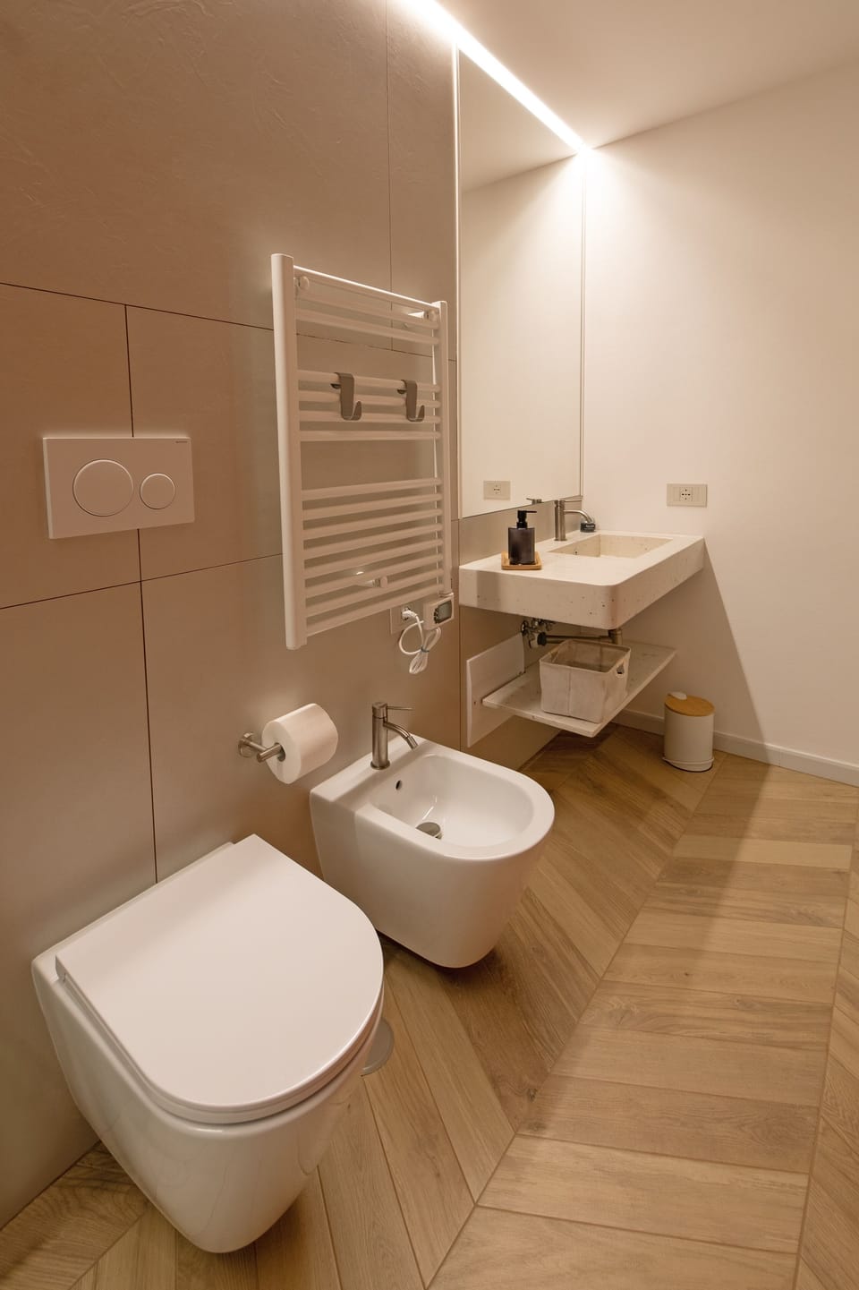 Comfort Double Room, Balcony | Bathroom | Shower, rainfall showerhead, hair dryer, bidet