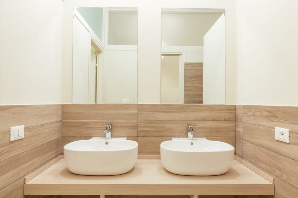 Single Bed in Mixed Dormitory with 5 Beds | Bathroom | Shower, hair dryer, towels, soap